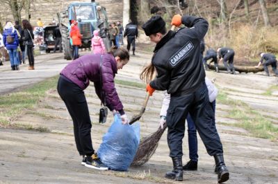 Mediciniștii participă la curățirea mediului