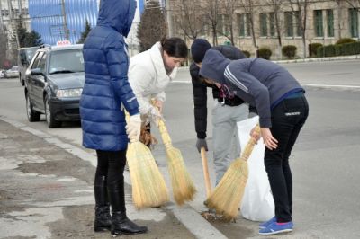 Mediciniștii participă la curățirea mediului