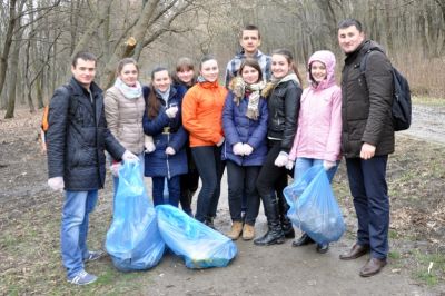 Mediciniștii participă la curățirea mediului