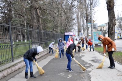 Mediciniștii participă la curățirea mediului