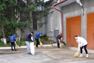 Mediciniștii participă la curățirea mediului