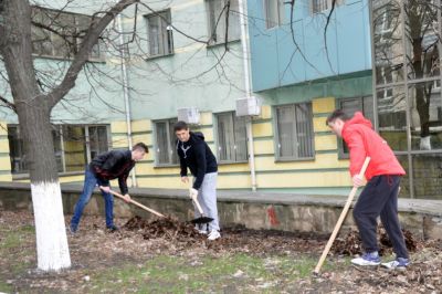 Mediciniștii participă la curățirea mediului