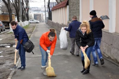 Mediciniștii participă la curățirea mediului