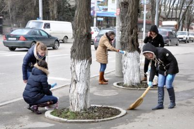 Mediciniștii participă la curățirea mediului